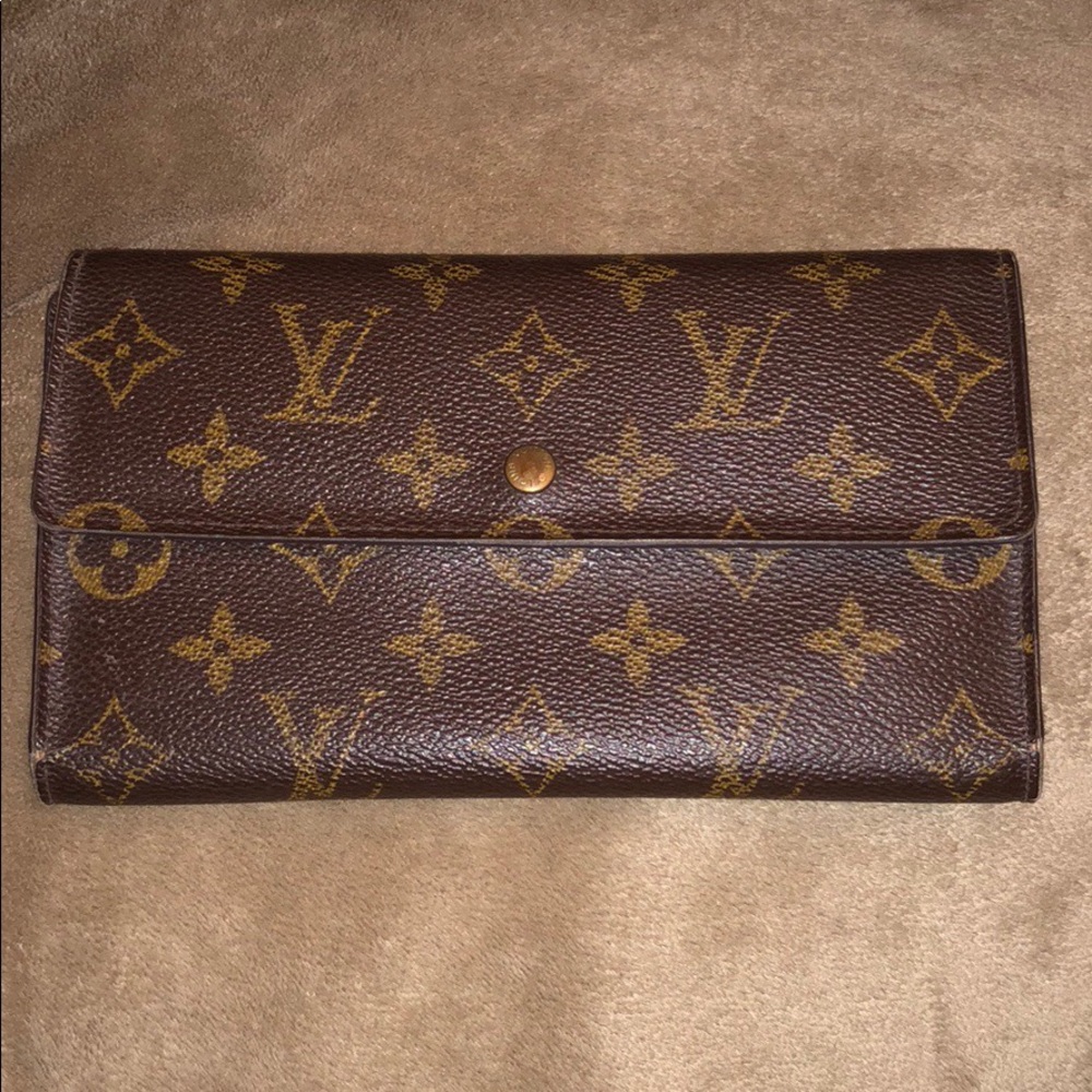 Authentic Louis Vuitton Sarah Wallet